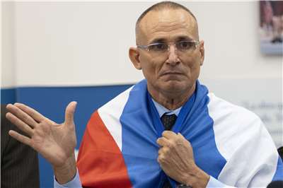 古巴異議人士費瑞(Jose Daniel Ferrer)13日獲釋並開始流亡美國，圖為他抵達邁阿密小哈瓦那(Little Havana)舉行記者會。
