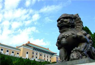 國立故宮博物院(圖)表示，中國北京故宮博物館1日起推出的「故宮文物南遷紀念展」，與台灣故宮博物院無關。(維基百科/CC BY-SA 3.0)
