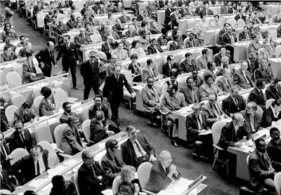 1971年10月25日，中華民國代表團駐聯合國大使劉鍇(前一)、外交部政次楊西崑(前二)等，在對阿爾巴尼亞提案的2758號決議案進行表決前離開聯合國大會堂。(圖：取材自聯合國網站)