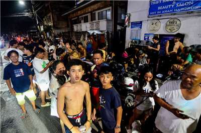 菲律賓中部宿霧島（island of Cebu）附近發生規模6.9淺層地震，造成慘重災情，飽受驚嚇的民眾聚集在大街上。