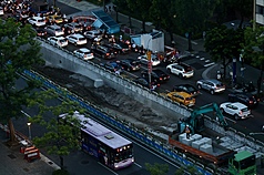 駕照制度將進行三大革新。圖為台北市公館圓環下班尖峰時段車流。(資料照片)

