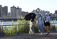 吳德榮：帶明顯冷空氣東北季風大約10/19南下。示意圖。