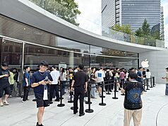 主計總處14日公布1至8月全體受僱員工累計實質總薪資平均數成長2%，創近7年同期新高，代表薪資成長追過通膨。在AI及iPhone17備貨需求帶動下，8月電子零組件製造業加班工時29.6小時，創約45年來最高。 (示意圖／中央社)