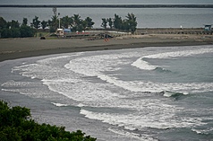 颱風外圍雲系花東屏陣雨 東半部恆春半島留意長浪。(檔案照)