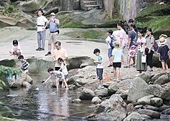 天氣持續高溫炎熱，不少民眾前往新北市石碇戲水消暑。(資料照片)
