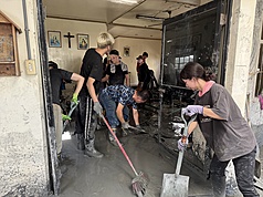 教育部表示，學生救災的補助費用，部分學校以校務基金支應，支持學生回饋與服務社會。圖為各地「鏟子超人」協助花蓮光復地區災民清理家園。資料照。
