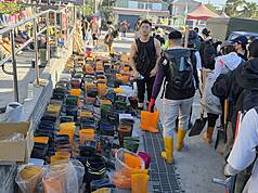 LG
「鏟子超人」清理工具留光復  由下一批人接手
各地「鏟子超人」前進花蓮光復地區協助災民清理家
園，離開前將雨鞋、鏟子等清理工具整齊排放在車站
前，讓下一批超人接手使用。
（民眾提供）
中央社記者張祈傳真 114年9月30日
