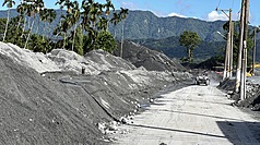 花蓮馬太鞍溪堰塞湖溢流重創光復地區，災區仍持續清理中，大量淤泥、損壞物品堆在街道兩旁，彷彿綿延不絕的小山丘。
