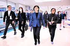 行政院副院長鄭麗君（前）日前再度赴美國談判對等關稅，於1日凌晨搭機返台。