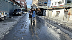 馬太鞍溪堰塞湖溢流重創花蓮光復鄉，災後復建邁入第10天，光復鄉市區的主要道路汙泥已清除，民眾看到路中間的雙黃線再度出現，感謝志工幫忙。

