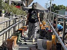 馬太鞍溪堰塞湖溢流重創光復鄉，今天(1日)雖然是上班日，但光復火車站繼續有志工湧入，火車站旁有離開志工留下的各種型號雨鞋供後來者使用，沾滿汙泥的雨鞋成為最美的風景，讓愛心一步一步傳承
下去。
