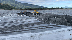 花蓮馬太鞍溪堰塞湖溢流致災重創花蓮光復地區。圖為搶修人員施作便道。
