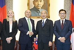 立法院長韓國瑜（右2）1日在立法院接見英國保守黨影子商貿大臣葛瑞菲斯（Andrew Griffith）（左2）訪
問團一行。副院長江啟臣（右）也陪同出席。
