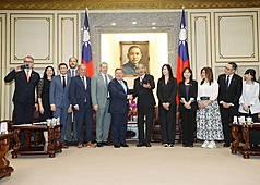 立法院長韓國瑜（右6）1日下午接見「奧地利跨黨派國會議員訪問團」奧地利友台協會主席艾蒙（Werner Amon）（前左6）等一行，兩人握手致意並合影。 （圖：中央社）