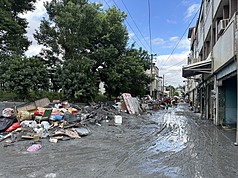 花蓮縣馬太鞍溪堰塞湖溢流，大量泥流灌進下游，衝擊民眾財產、家園及生活。經濟部1日表示，受災店家及攤商如有購置節能電器設備需求，可申請經濟部「災後商家設備汰換補助」補助購置金額。 （圖：中央社）