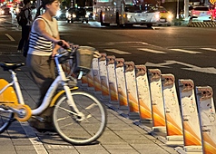 台北市YouBike 1日晚間出現異常，北市交通局表示，雖異常已排除，但因造成民眾利益損害，將依契約處罰微笑單車公司1萬到10萬元。 （圖：中央社）