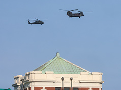 雙十國慶空中操演，圖為1架UH-60M黑鷹直升機、1架CH-47SD契努克運輸直升機，通過總統府上空。

