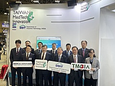 工研院1日率領10家台灣智慧醫療及醫材廠商首度登上日本最具影響力的醫療展會「日本東京國際醫療產業大展」。前排左起為Medical Japan事務局局長矢島大地、駐日代表李逸洋、工研院生醫所所長莊曜宇、台灣醫療暨生技器材工業同業公會理事長李永川、新竹科學園區管理局副局長游靜秋。（工研院提供）