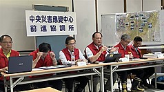 行政院政務委員季連成（右3）接任花蓮中央救災中心前進指揮所總協調官。圖為1日記者會季連成說
明救災機制調整。