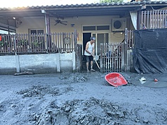圖為受災戶清理家園。
