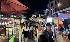 泰國準備在4個月內向入境旅客隨機票徵收300泰銖(約新台幣300元)旅遊費。圖為位於曼谷市中心的觀光夜市。
