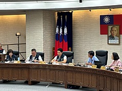 輝達台灣總部興建因用地取得問題卡關，台北市副市長李四川（左2）2日出席會議前喊話新光人壽，若有意與市府解約，應提出條件。
