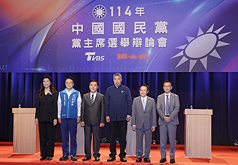國民黨主席改選在即，TVBS電視台與聯合報2日晚間在TVBS大樓共同舉行辯論會，候選人鄭麗文（左
起）、卓伯源、郝龍斌、張亞中、蔡志弘及羅智強出席，會前合影留念。 （圖：中央社）