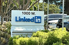 求職社群平台領英（LinkedIn）執行長羅斯蘭斯基在舊金山一場談話中強調，未來職場AI技能將比學位更具優勢。
