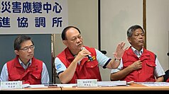 行政院政務委員季連成（中）輪值花蓮中央救災中心前進指揮所總協調官，他3日上午舉行記者會說明2日工作進度，並宣布3日中午前完成居家清理，下午會將重心擺在道路清淤。