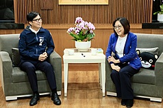 高雄市議會定期大會3日開幕，市長陳其邁（左）率領市府團隊前往議會，向議長康裕成（右）及國民黨團、無黨團結聯盟及民進黨團拜會致意。(高雄市政府提供)