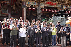 PD
賴總統車城福安宮參拜　與民眾對話
總統賴清德（前左3）3日上午抵達屏東縣車城福安宮
參拜，並步行到廟埕前與民眾對話，賴總統表示，台
灣經濟成長率超過日本、美國及中國，呼籲台灣人要
對自己有信心。
中央社記者李卉婷攝　114年10月3日
