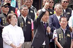 花蓮馬太鞍溪堰塞湖溢流釀災，總統賴清德（前中）3日到屏東縣車城福安宮參拜，並感謝全台志工協助救災，豎起大拇指欽佩台灣人互助團結精神。
