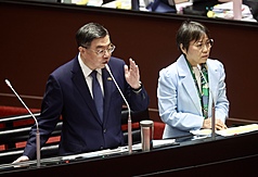 馬太鞍溪堰塞湖溢流重創花蓮光復鄉，有立委指出，社群廣傳一部影片，內容提及賑災收到的善款，會被民進黨政府挪用。行政院長卓榮泰（左）3日在立法院駁斥影片內容，並強調款項一定會用在災民身上，會直接、快速有效發放。右為內政部長劉世芳。
