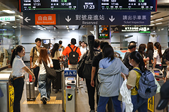 中秋連假4日展開，高鐵站湧現搭車人潮。(資料照片)

