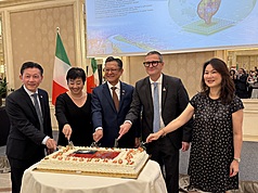 駐米蘭辦事處長林讚南（左3）與參加國慶酒會的國內外重要嘉賓一同切蛋糕慶祝。（駐米蘭辦事處提供）