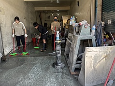 衛福部擬攜手家具公會，助花蓮災民更新寢具。圖為志工在光復地區受災家戶細部清潔。資料照。