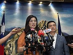 國民黨主席候選人鄭麗文表示，國民黨應把黨主席選舉順利完成，絕不會耽誤花蓮救災，中間沒有任何矛盾、重疊。