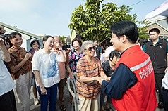 總統賴清德（右）5日一連安排嘉義、台南、花蓮行程，關切災後復原，遇上一名高齡90歲的阿嬤。（總統府提供）