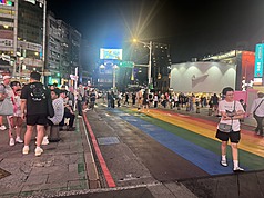 圖為台北市西門町晚上的觀光人潮。(資料照片)

