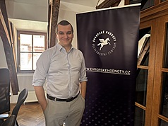 歐洲價值安全政策中心執行長楊雅嚳（Jakub Janda）分析，捷克未來在公開言辭上對台灣的支持可能減少，「關鍵在於台捷經貿合作能有多強。只要合作夠強，政治因素也不能損害」。