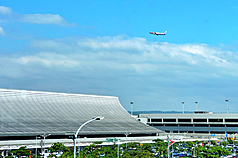 韓國人中秋連假海外觀光地點，台灣高居第2名。圖為班機飛越桃園機場上空。

