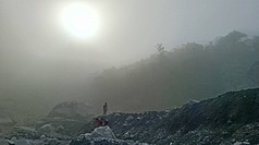 林業及自然保育署花蓮分署組織特遣隊，挺進馬太鞍溪堰塞湖區踏勘，人員抵達後發現地表及植物樹葉上均覆蓋厚重粉塵、泥砂，呈現灰白荒蕪景象，現場更是煙塵瀰漫。