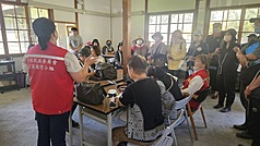 原住民族委員會6日表示，「部落關懷小組」即起針對光復鄉大華村、大平村、大同村、大安村、大馬村、北富村、東富村7個村，採1村1關懷小組，每天進駐部落，全面蒐集災民需求。（原民會提供）
