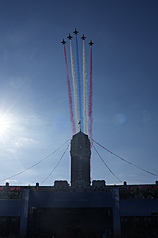 中華民國114年國慶大會6日下午順利完成預演，在唱國歌時，CH-47SD契努克運輸直升機吊掛著巨幅國旗通過觀禮台，最後則由空軍雷虎小組駕駛勇鷹高教機，噴著彩煙低空通過觀禮台上方作結，預祝中華民國生日快樂。資料照。(圖:中央社)