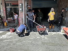花蓮馬太鞍溪堰塞湖溢流重創光復鄉，「鏟子超人」們持續到當地擔任志工協助清淤，統計中秋3天連假進出光復車站逾12萬人次。圖為志工協助清溝情形。

