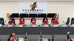 花蓮馬太鞍溪堰塞湖專案中央災害應變中心6日晚間召開工作會議，由指揮官、內政部長劉世芳(後中)主持。（中央災害應變中心提供）
