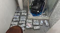 圖為倫敦警方查獲以鋁箔包覆、有助阻絕追蹤訊號的手機贓物。
（倫敦都會區警察局提供）
