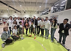 加拿大卑詩省台灣商會舉辦青少年籃球賽，百餘名跨族裔青少年參與，由駐溫哥華經濟文化辦事處處長劉立欣（正中穿黑衣者）舉行開球儀式。