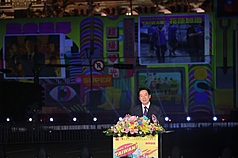 中華民國114年國慶總統府建築光雕展演7日晚間舉行點燈儀式，總統賴清德（圖）出席致詞時推崇民眾自願前往花蓮救災的精神，身後影像也投射出志工救災畫面。 (圖：中央社)