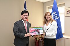 中美洲銀行（CABEI）駐台國家辦事處7日舉行喬遷典禮，外交部長林佳龍（左）與中美洲銀行總裁桑琪蕬（Gisela Sanchez，右）贈禮合影。（外交部提供）
